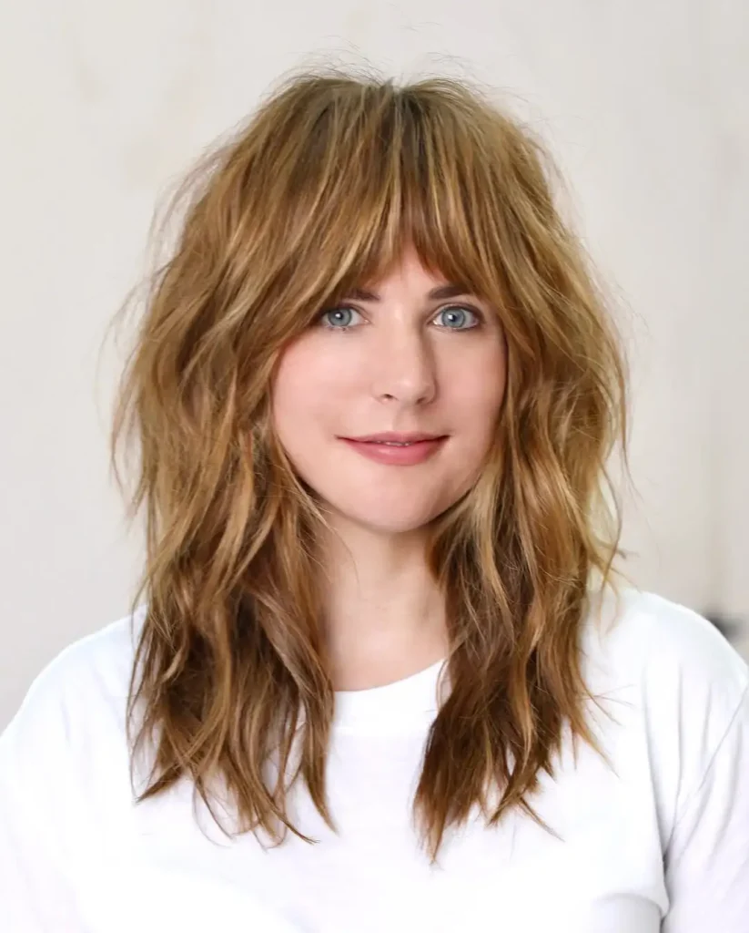 Coupe dégradée femme avec frange rideau