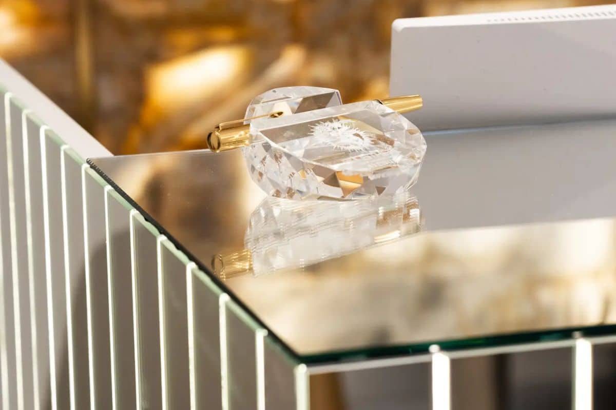 Objet en cristal sur table miroir